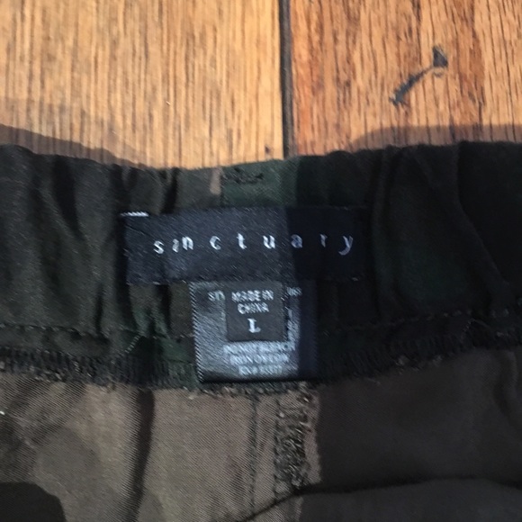 Camo sanctuary shorts with draw string. - Picture 4 of 4
